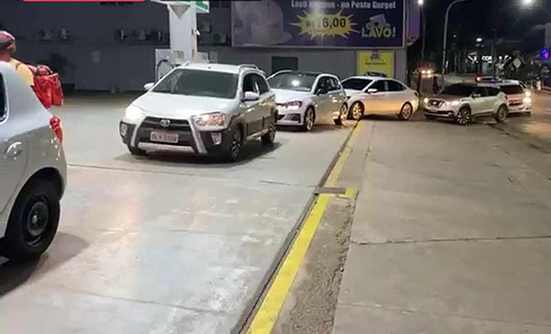 Motoristas fazem filas em postos em Rio Branco após anúncio de aumento no preço dos combustíveis