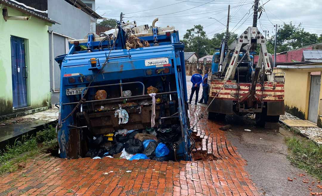 Caminhão de lixo é engolido por cratera na Baixada da Colina em Rio Branco