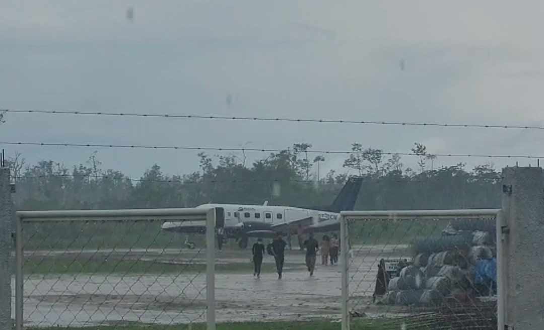 Com acesso ao pátio ruim, passageiros são ‘obrigados’ a desembarcar na chuva em Jordão