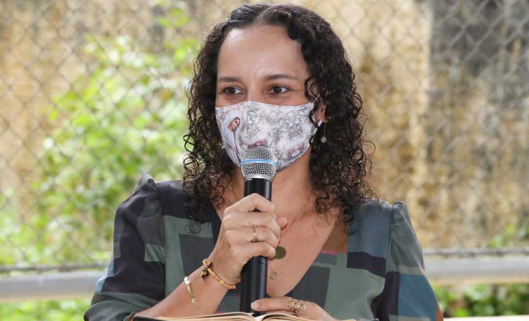 Prefeita de Tarauacá anuncia reajuste de 33,24% no salário dos professores da rede municipal