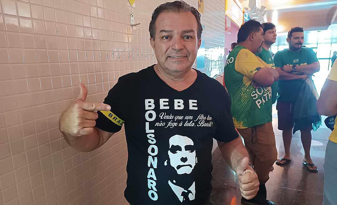 Bebê Bolsonaro, o militante do mito, aguarda presidente no aeroporto de Rio Branco