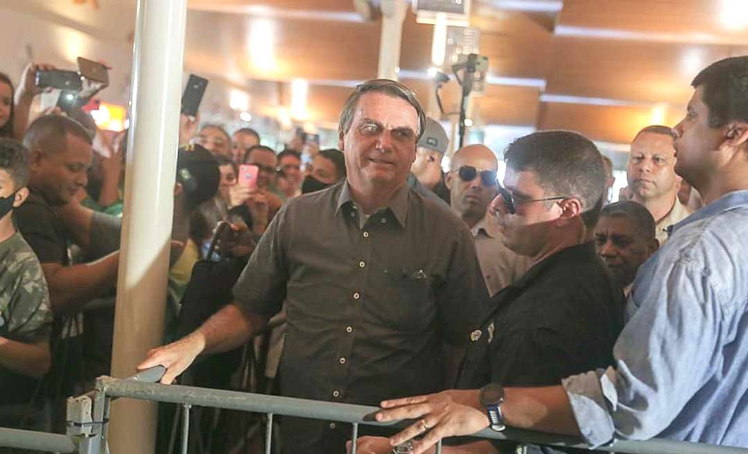 Bolsonaro já está no Acre, limita-se a falar de imediato, mas ouve de apoiadores: “vamos derrubar o PT, Bolsonaro!”