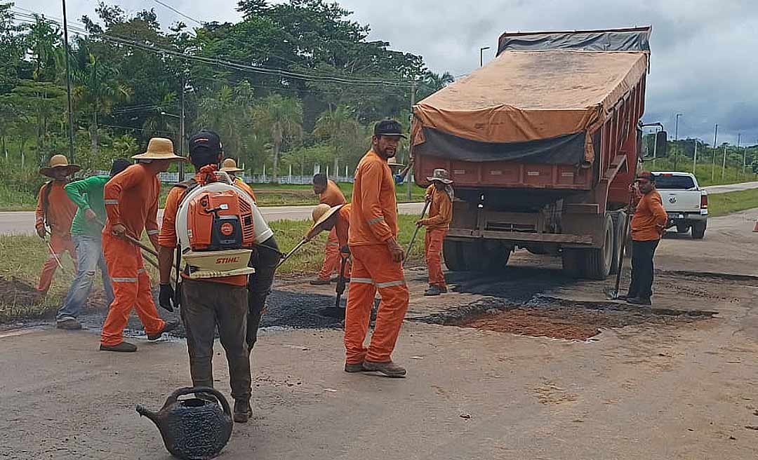 Para não passar vergonha, Dnit tapa-buracos na Estrada do Aeroporto a poucas horas da chegada de Bolsonaro