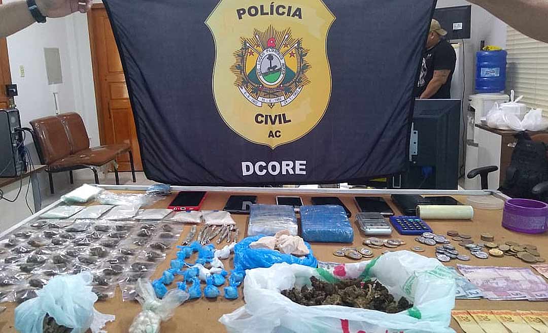 Polícia estoura boca de fumo, prende três em flagrante e apreende drogas e dinheiro