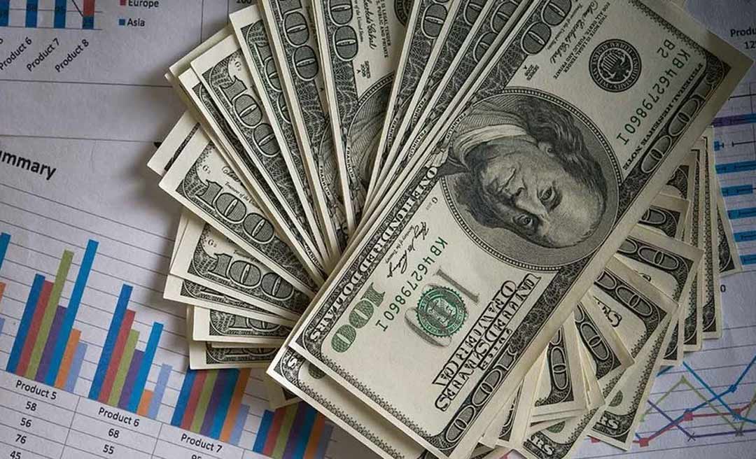 Dólar recua 1,4% e fecha abaixo dos R$ 5 pela primeira vez desde junho do ano passado