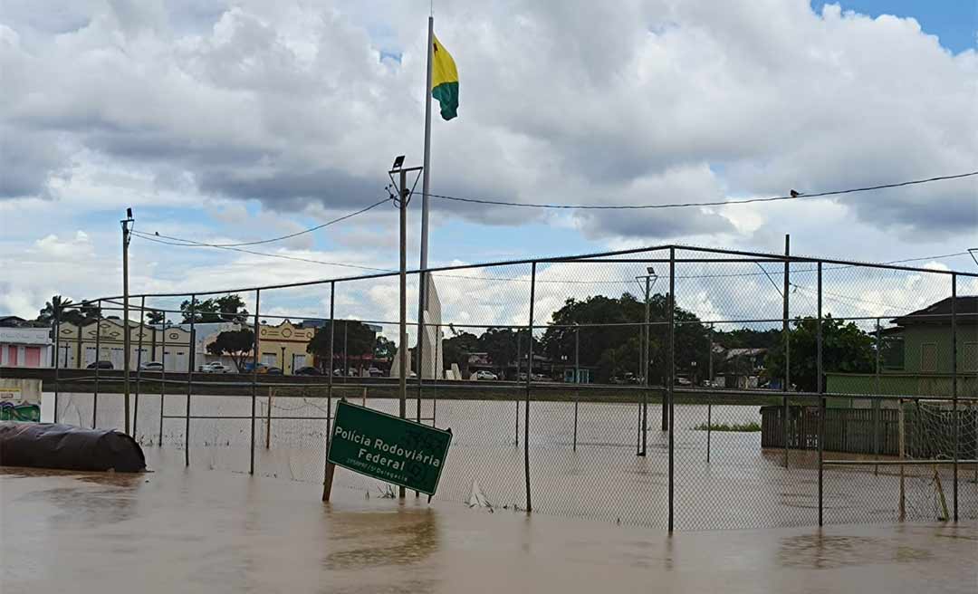 Rio Acre ultrapassa transbordamento em Rio Branco e já atinge famílias