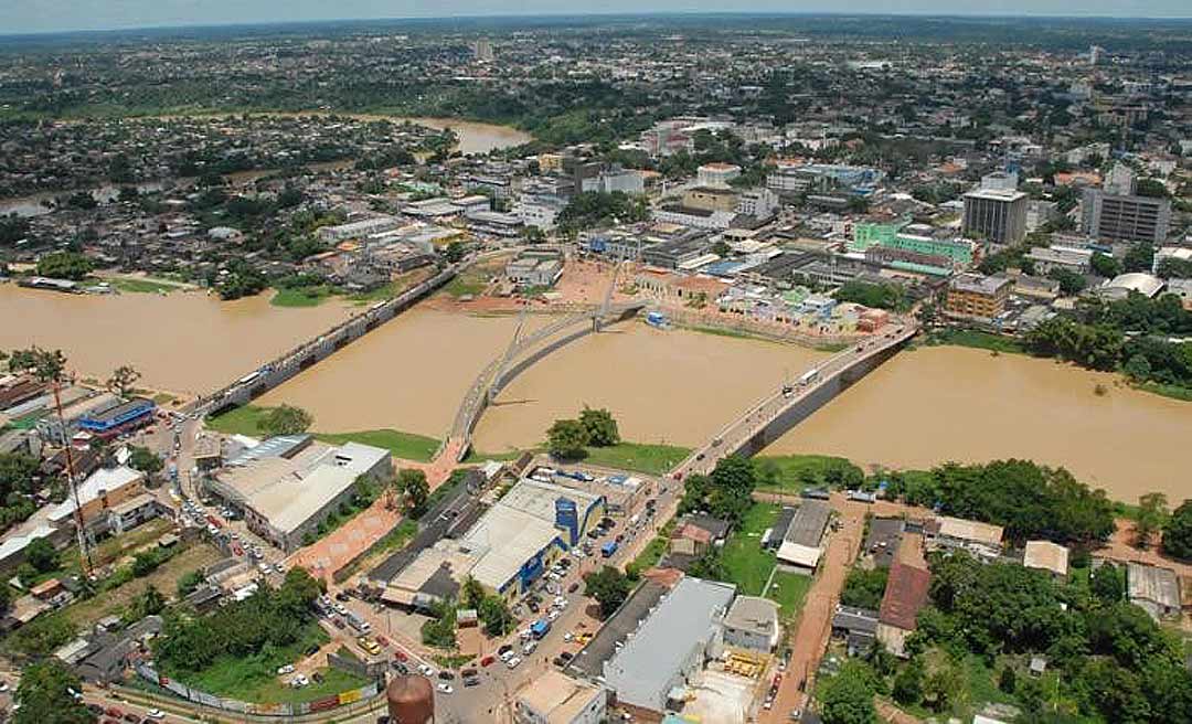 Rio Acre se aproxima dos 15m e 30 famílias já foram retiradas de casa