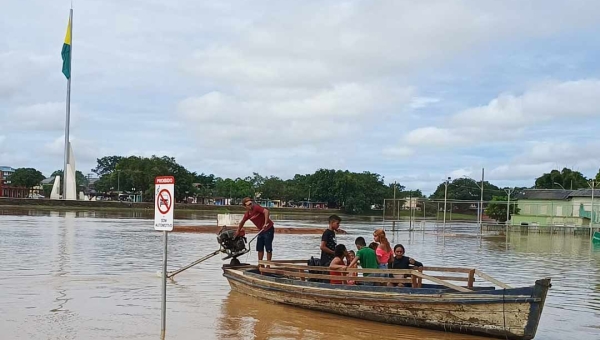 Rio Acre passa dos 15 metros, atinge sete bairros e desabriga 33 famílias em Rio Branco