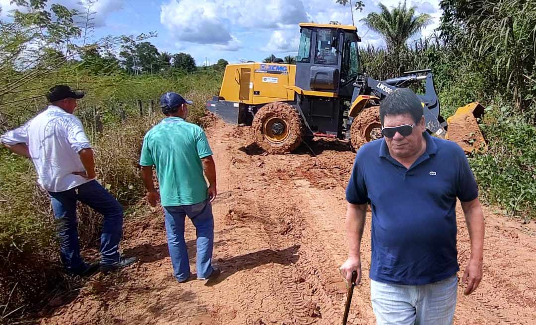 Máquina pesada comprada com emenda de Flaviano já está atuando no Bujari no melhoramento de ramais