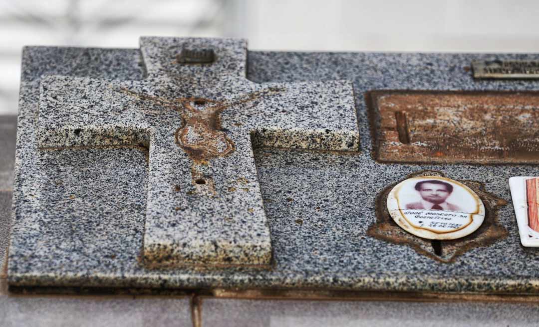 Criminosos furtam bronze de túmulos no Cemitério São João Batista, em Rio Branco