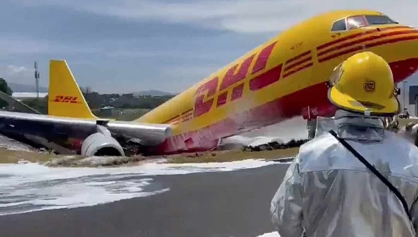 VÍDEO: Avião se parte ao meio após pouso de emergência na Costa Rica