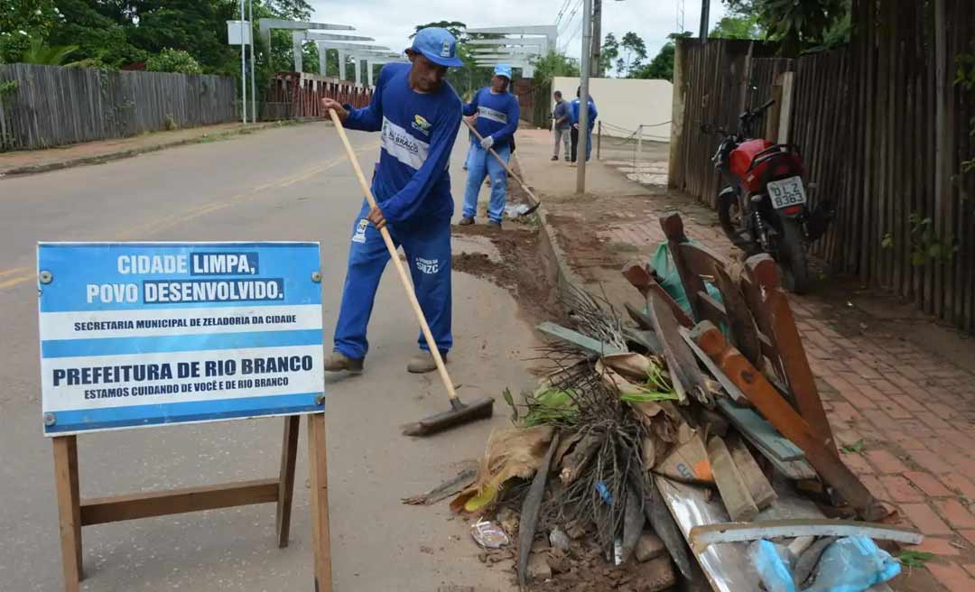 Prefeitura de Rio Branco promove limpeza e retirada de entulhos nas ruas do bairro São Francisco