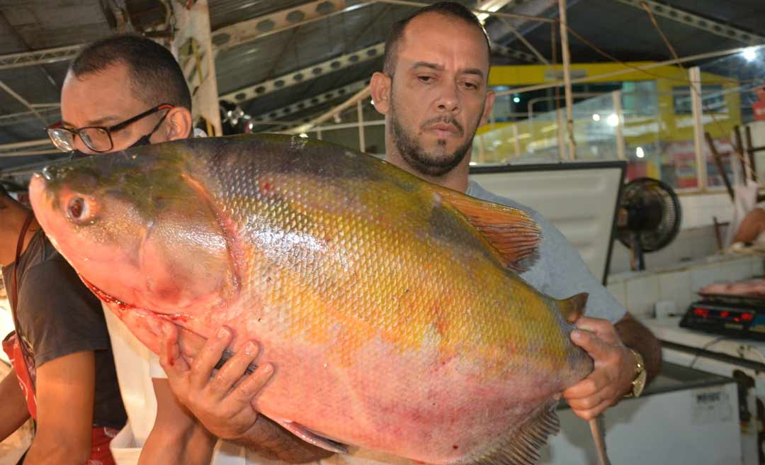 Rio-branquense não larga a mão da tradição de comer peixe na Sexta-Feira Santa e lota Elias Mansour