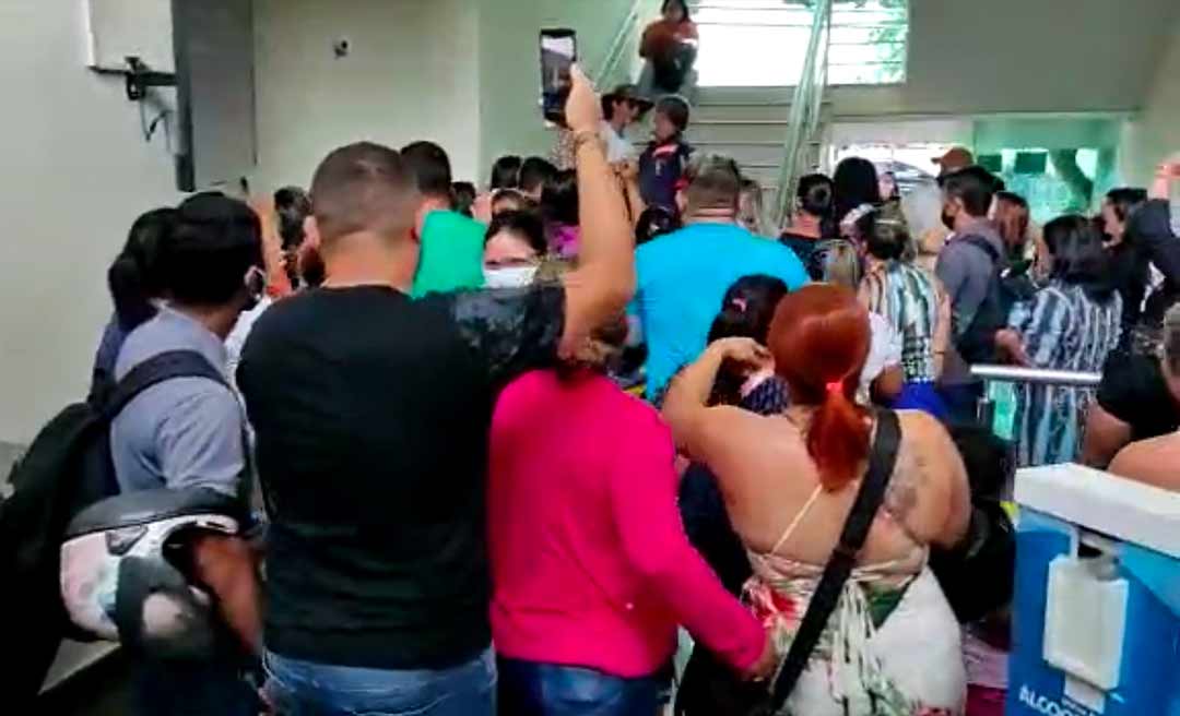 Servidores da Educação ocupam prédio da prefeitura de Rio Branco em protesto