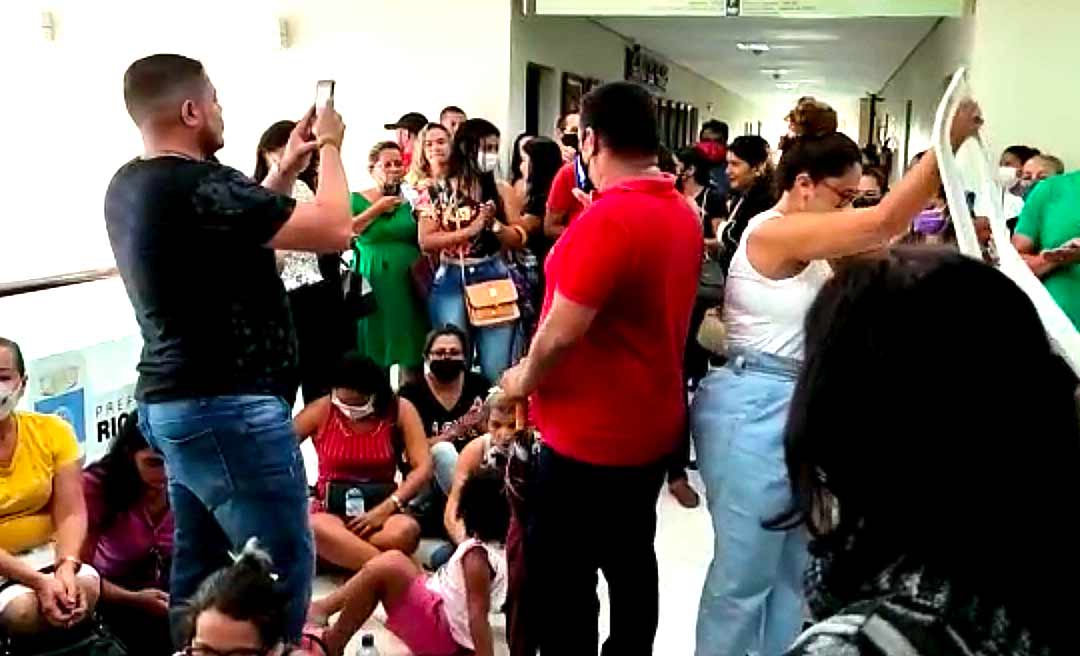 Manifestantes rezam durante ocupação na sede da prefeitura de Rio Branco