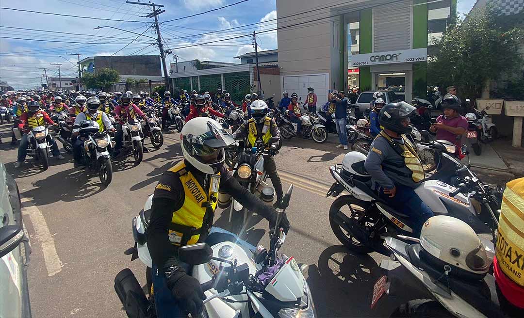 Mototaxistas fazem manifestação em frente à Câmara de Vereadores