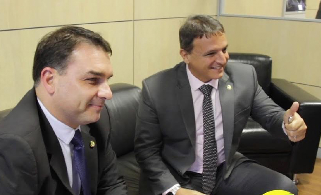 Flávio Bolsonaro chega daqui a pouco ao Acre e tem almoço com Bittar