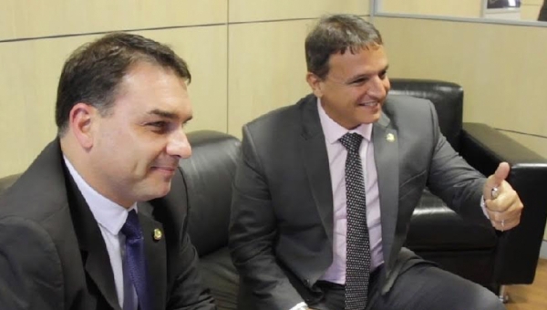 Flávio Bolsonaro chega daqui a pouco ao Acre e tem almoço com Bittar