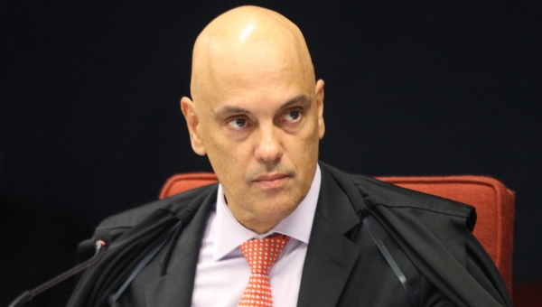 Moraes diz que Silveira continua inelegível e dá 48h para defesa explicar indulto