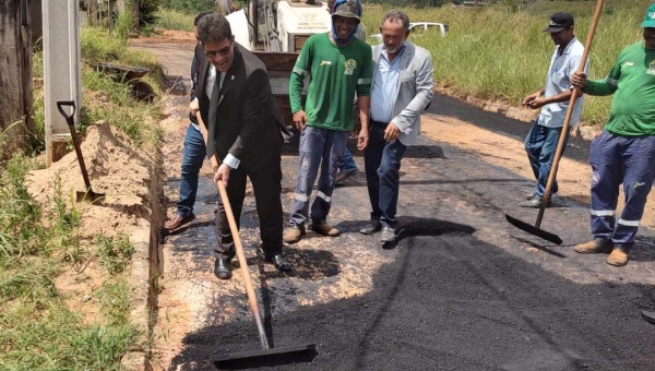 No Bujari sob sol quente e de terno e gravata, Gladson espalha asfalto e toma café em lanchonete