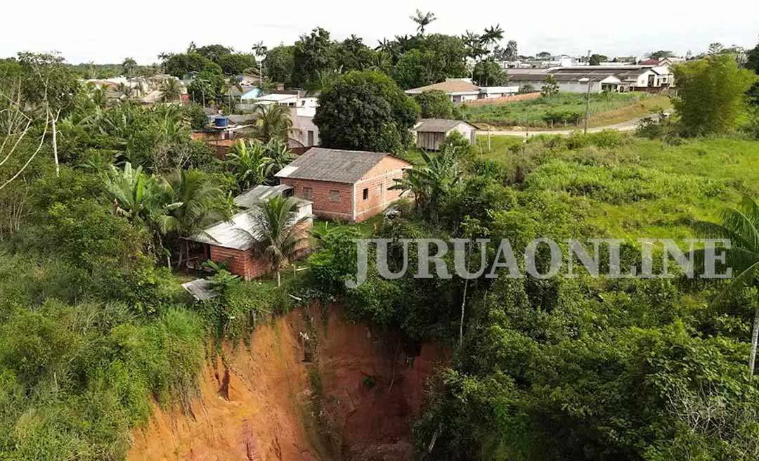 Com casa à beira do abismo, família teme tragédia em Cruzeiro do Sul