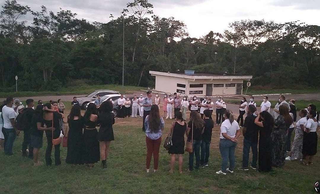 Sob forte comoção, amigos, colegas de trabalho e familiares homenageiam o enfermeiro Mirlan Moura