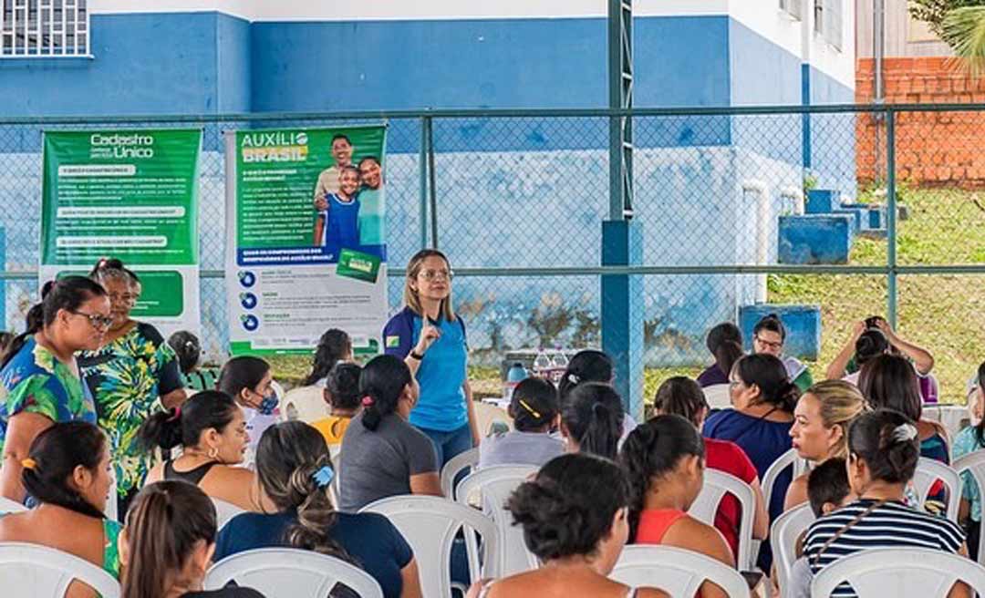 Prefeitura de Cruzeiro do Sul realiza cadastramento do programa Auxílio Brasil no bairro Remanso