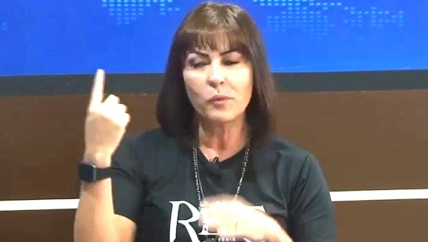 Ao tentar explicar ideologia de gênero nas escolas, Marcia Bittar cita exemplos da Escócia