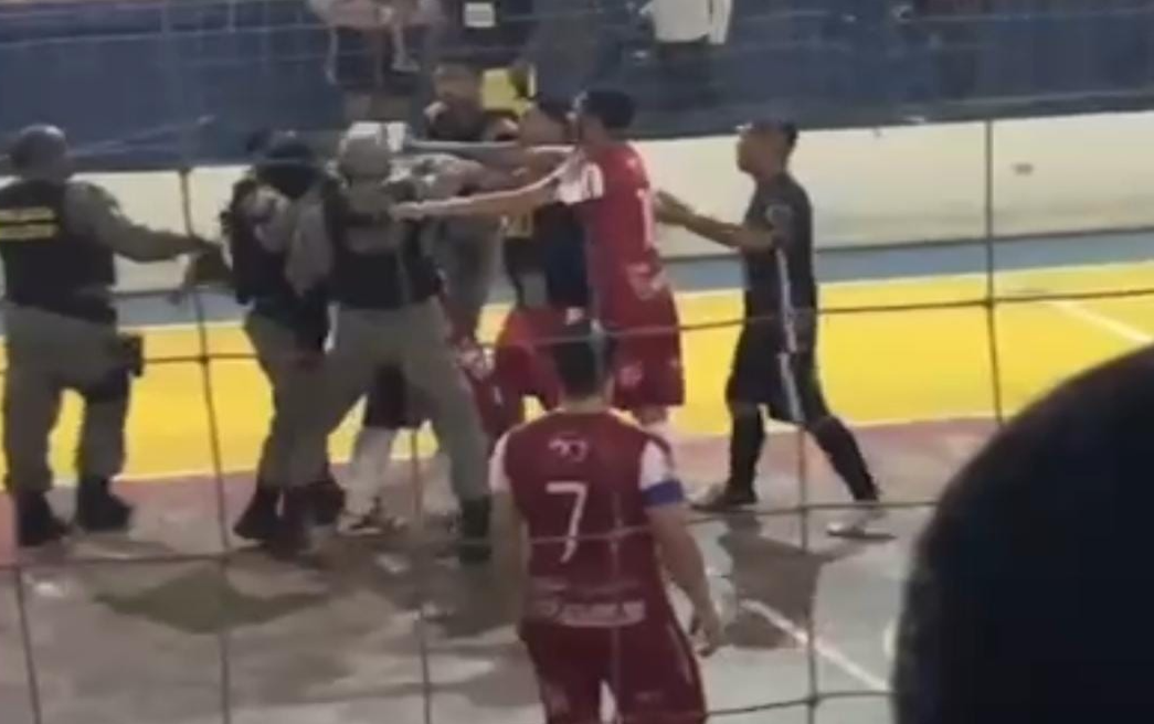 Jogo da semifinal de futsal em Feijó termina em porrada entre jogador e árbitro e com a presença da PM