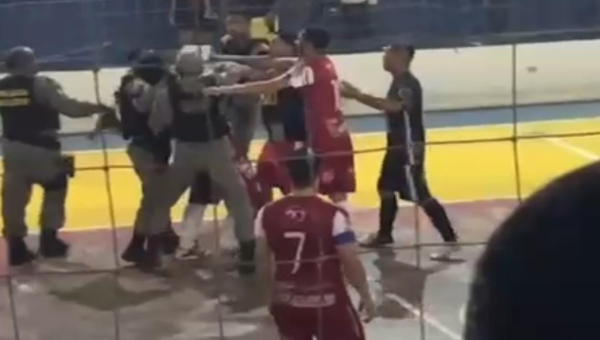 Jogo da semifinal de futsal em Feijó termina em porrada entre jogador e árbitro e com a presença da PM