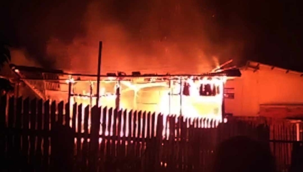 Casa é destruída por incêndio em Cruzeiro do Sul; polícia investiga caso