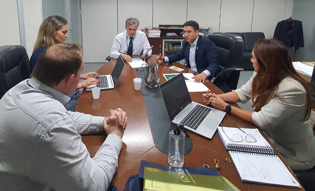 Em Brasília, Estado garante recursos para a primeira fase das obras de revitalização da bacia do Igarapé São Francisco
