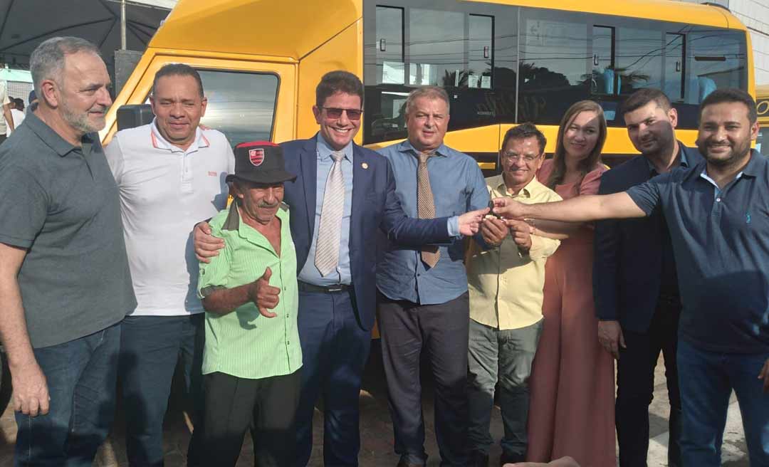 No aniversário de Mâncio Lima, Gladson entrega títulos definitivos e ônibus escolares