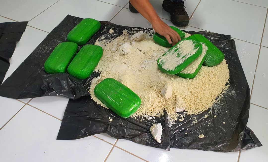 Polícia apreende cocaína que estava sendo transportada em um balde com farinha