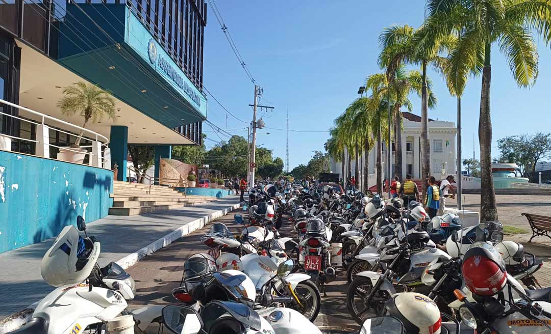Mototaxistas fecham acesso a Assembleia Legislativa em protesto contra possível lei para legalizar transporte por aplicativo