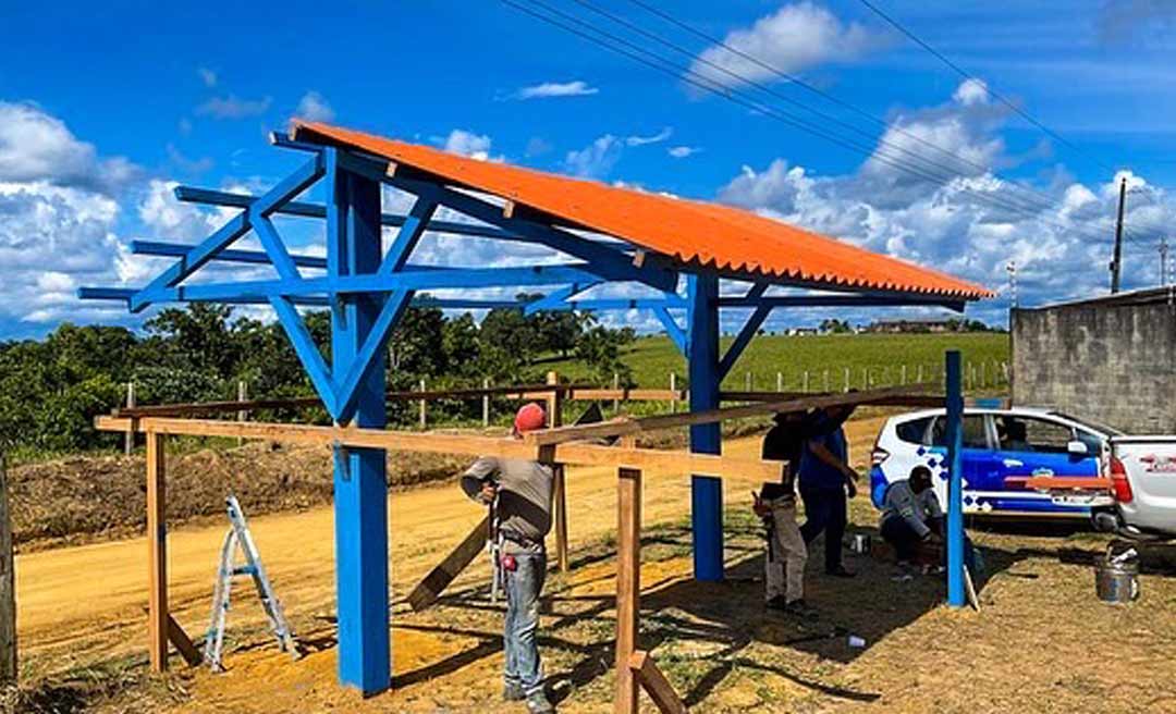 Prefeitura e Estado fazem parceria para construção de paradas de ônibus em Cruzeiro do Sul