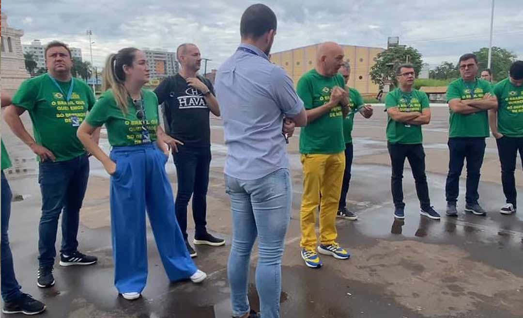 Ao visitar Havan no Acre, Luciano Hang é tietado por clientes e funcionários e cobra limpeza