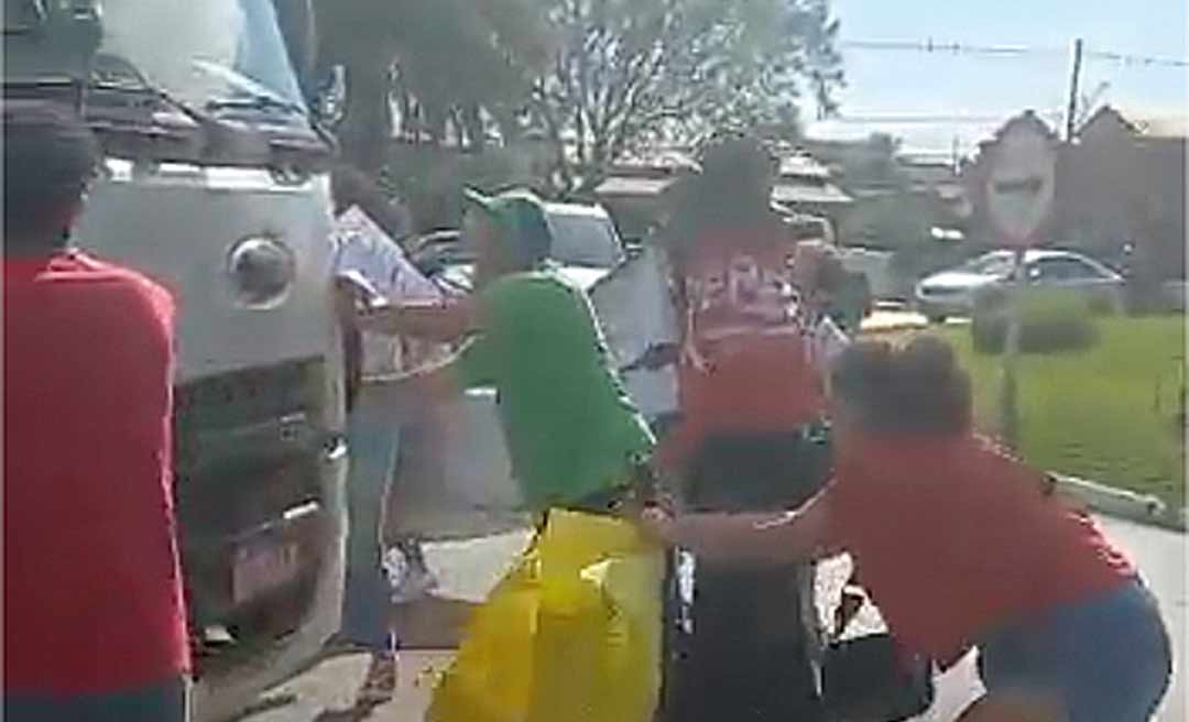 Caminhoneiro tenta furar bloqueio de estudantes da Ufac; assista ao vídeo