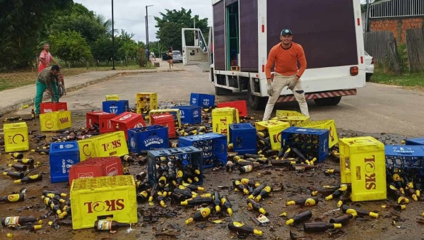 35 grades de cerveja Skol e Brahma caem de caminhão no Bairro da Base em Rio Branco