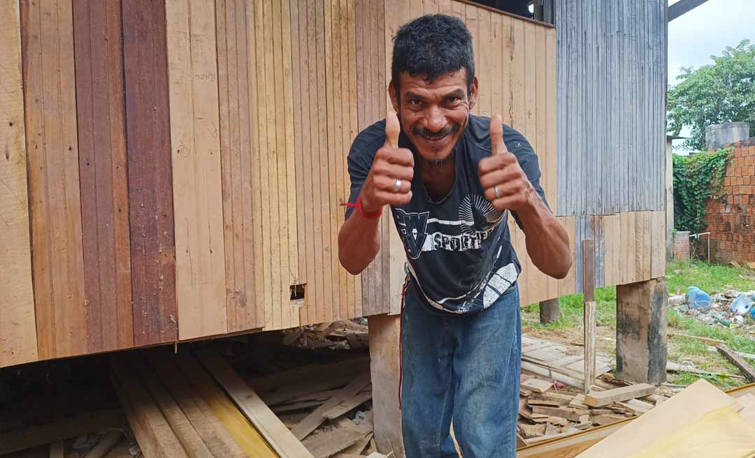 Após reportagem do NH, pescador que teve batelão furado recebe doações para reconstrução do barco