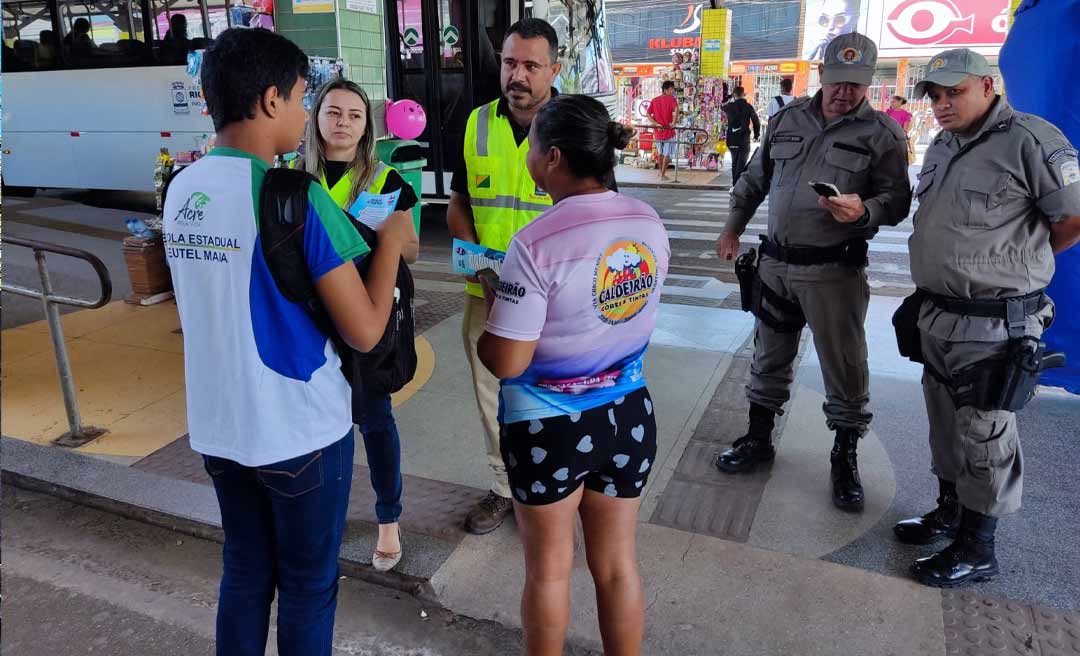 Prefeitura realiza ação educativa no Terminal Urbano voltada para segurança de passageiros