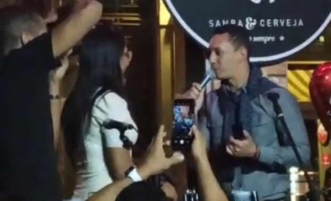 No RJ, em show do grupo Revelação, acreano sobe em palco e pede namorada em casamento