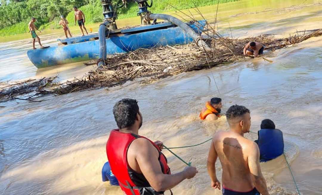 Trabalhadores se arriscam na retirada de balseiros da ETA I e ETA II, em Rio Branco