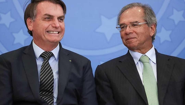 Governo avalia aumentar valor do Auxílio Brasil a 4 meses das eleições