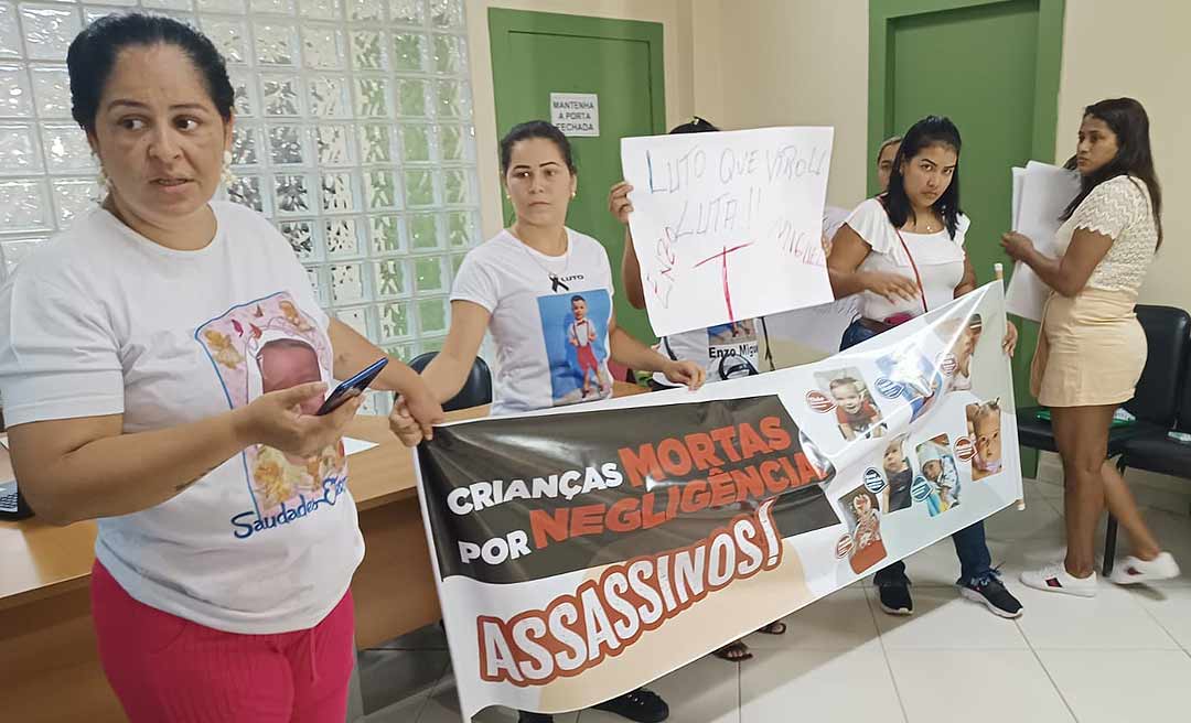 Mães das crianças vítimas da SRAG protestam na sede da Sesacre e cobram explicações