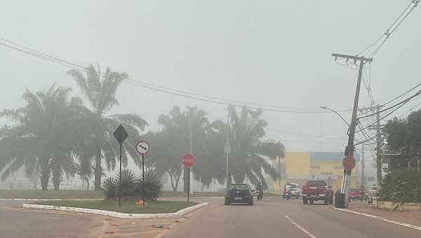 Forte neblina encobre a cidade de Rio Branco nesta segunda-feira