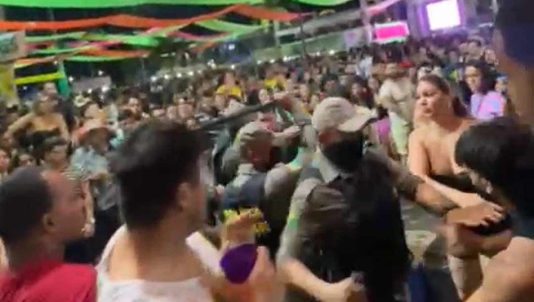 Polícia impede briga generalizada no segundo dia de Carnavale em Brasileia; veja o vídeo