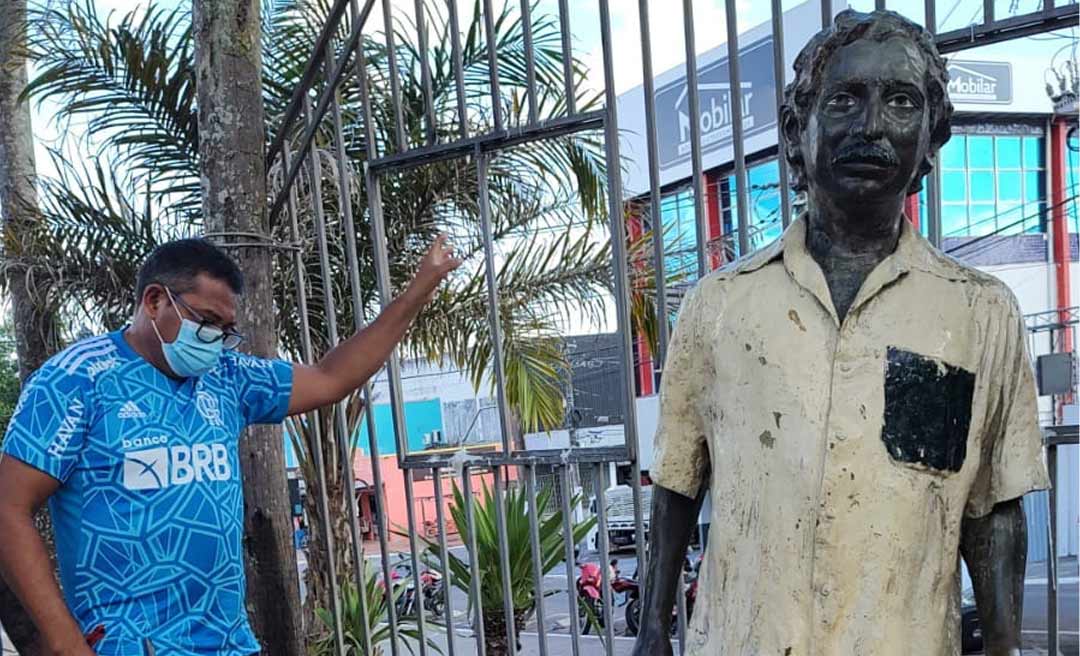 Alvo de vandalismo, estátua de Chico Mendes começou a ser recuperada, diz governo