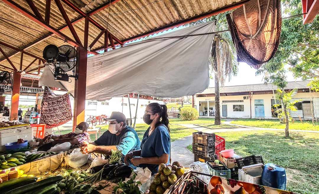 Sem cobertura adequada, feirantes do Mercado da Estação reclamam de prejuízos nas vendas