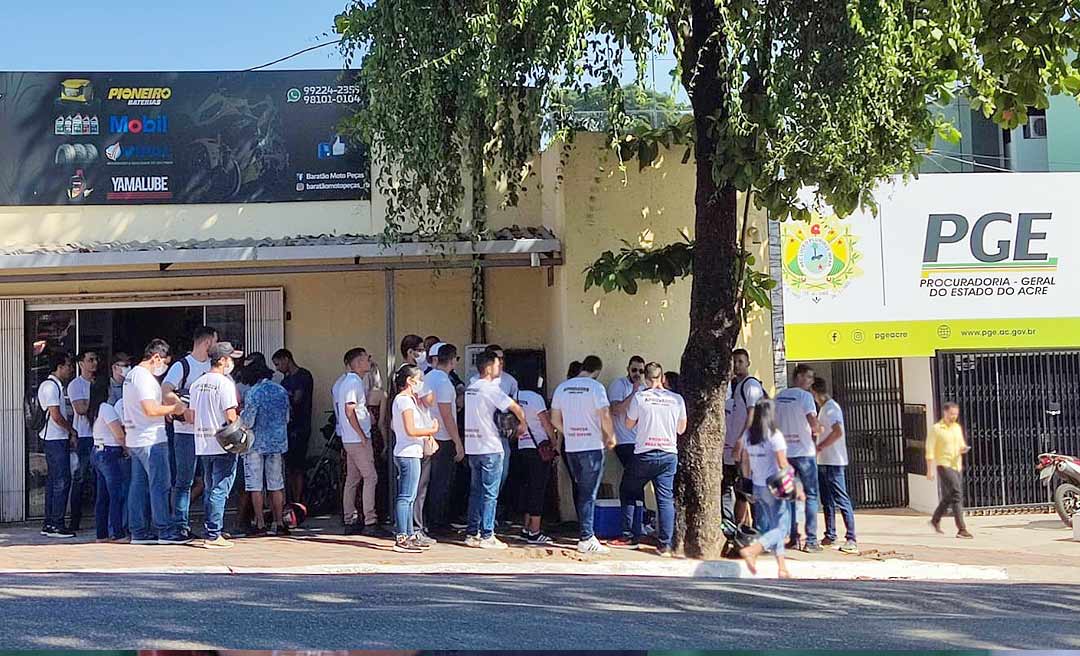 Candidatos aprovados e do cadastro de reserva dos Bombeiros se reúnem em frente a PGE